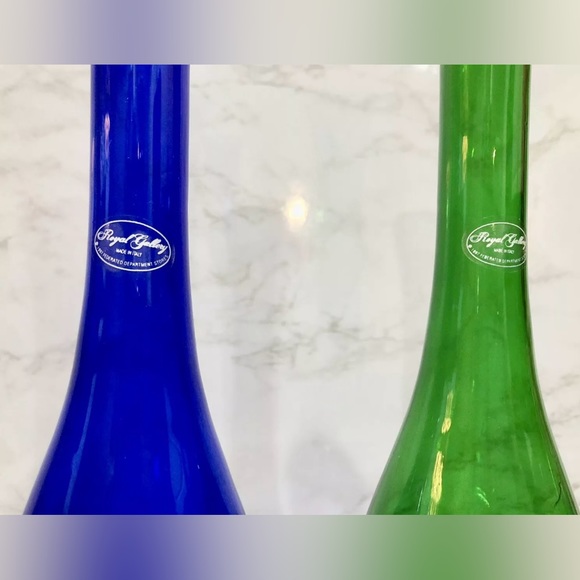 Two 13” Vintage Royal Gallery Made in Italy Vases - Cobalt Blue & Emerald Green - Picture 7 of 10